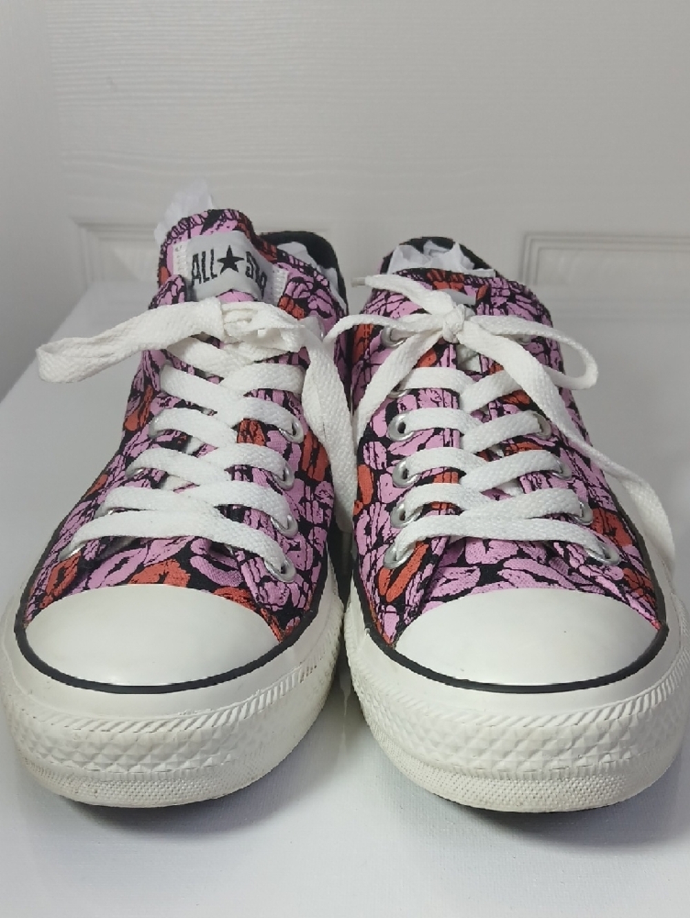 Converse Chuck Taylor All Star Low Top Pink & Red Lip Print Sneakers - Picture 14 of 16